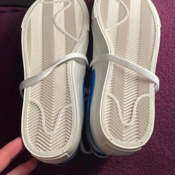 NEVER WORN NIKE HIGHTOPS - Picture 3 of 5